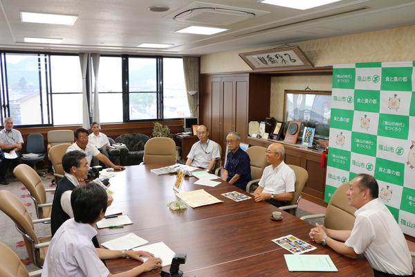 市長室で男性の方々が市長を交えてお話ししている写真