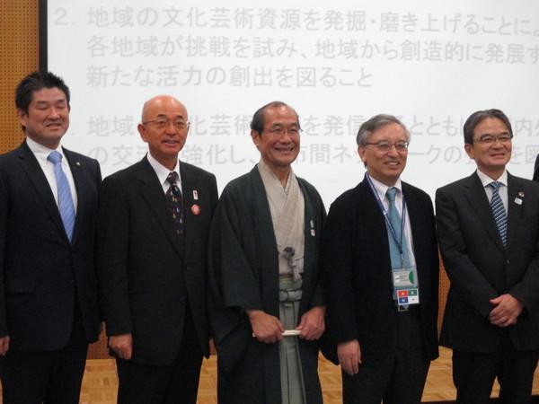 壇上で奈良市長、市長、京都市長、佐々木先生、宮田文化庁長官で記念撮影写真