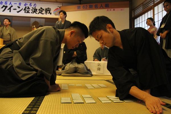 着物を着て名人位防衛定戦に挑んでいる岸田さんの写真