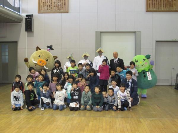 30名ほどの子どもたちの後ろに市長やまるいの着ぐるみが立っている集合写真