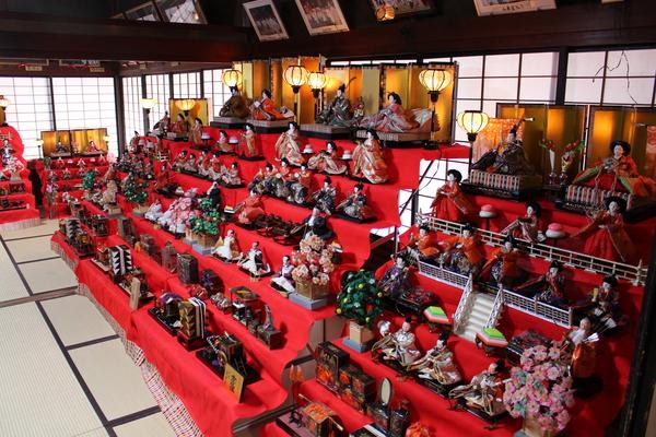 室内に飾られている、大きな七段飾りのひな人形が複数展示してある写真