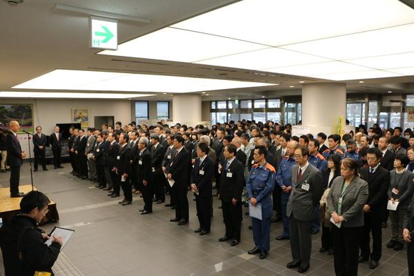 壇上の市長の挨拶を聞いている篠山市職員全員の全体写真