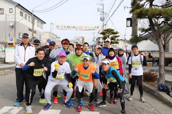 篠山ABCマラソン大会に参加された方々がガッツポーズをし、笑顔で写っている集合写真