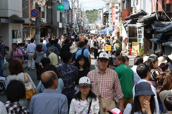 秋晴れの下、篠山味まつりの商店街で賑わう客の様子