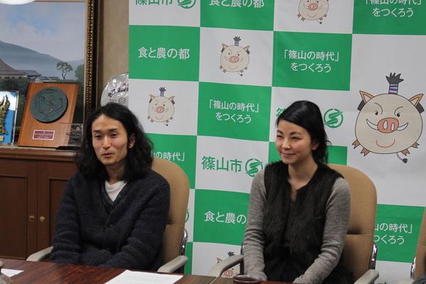 高木さんと女性が座っている写真