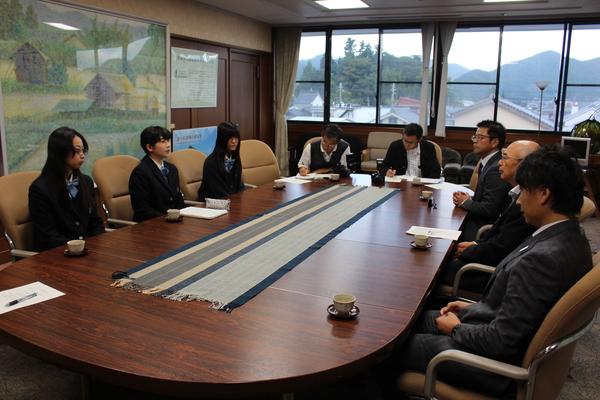 「第68回日本学校農業クラブ全国大会」に出場が決まったことを篠山東雲高等学校の生徒たちが市長室で報告している写真