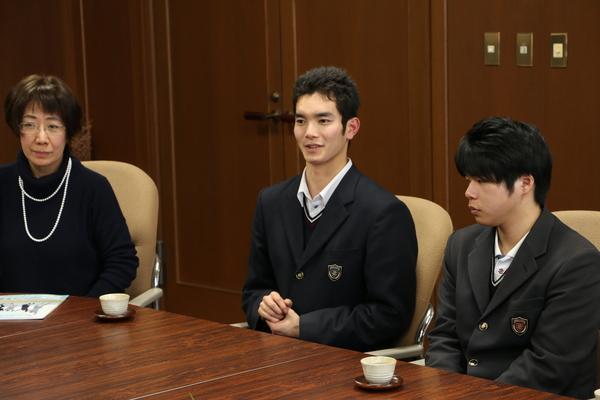 市長室で左端に生徒会担当の吉田先生、右端にの川久保くんが座りその間に生徒会長の谷津くんが緊張の面持ちで話している写真