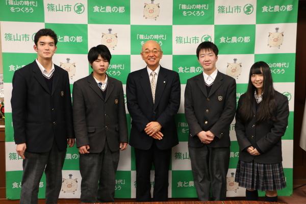 表敬訪問した篠山産業高校等学校丹南校生徒会の役員4名の中央に市長が横に並んで立っている写真