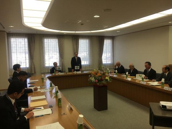 楕円形のテーブルに関係者の方々が座り、資料を見ながら丹波市の谷口市長の話をきいている写真