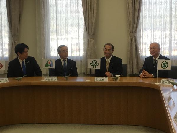 にっぽん恐竜協議会に参加された3名の関係者と市長の写真