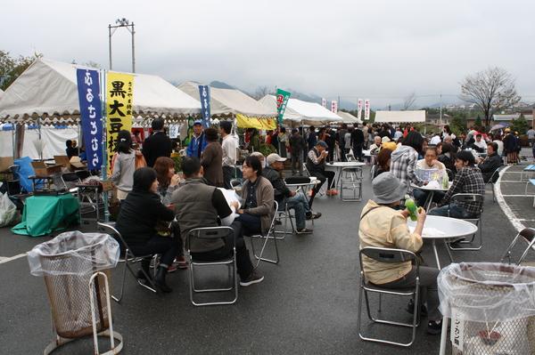 白いテントが並んでいる隣の広いスペースに休憩所が設置されており、飲食したり、おしゃべりしている人々の写真