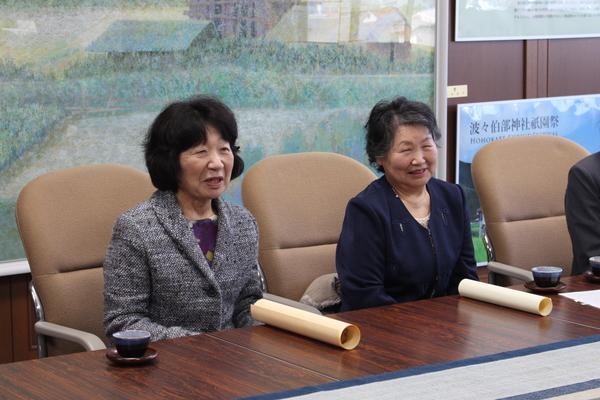 みたけ愛育班の畑 啓子さんと、大山愛育班の水船 幸子さんが笑顔で座っている写真