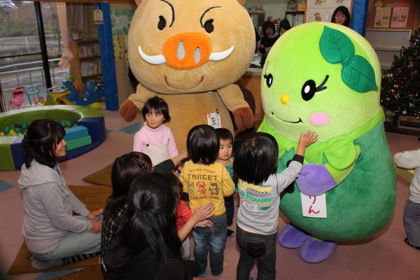 まるいのとまめりんと触れ合う子供たちとそれをそばで見ている母親たちの写真