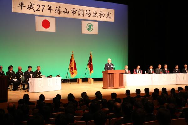 平成27年篠山市消防出初式にて壇上で市長が挨拶をしている写真
