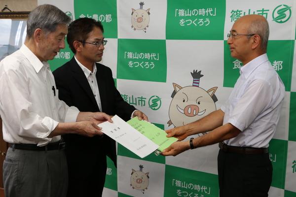 市長に要望書と署名を渡す男性2名の写真