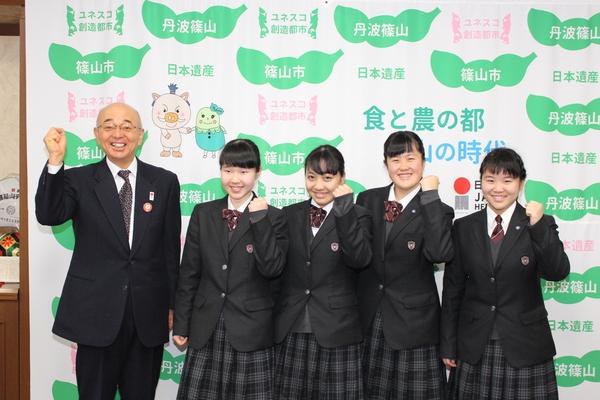 ガッツポーズをする市長、小林さん、畑さん、垣内さん、佐藤さんの写真
