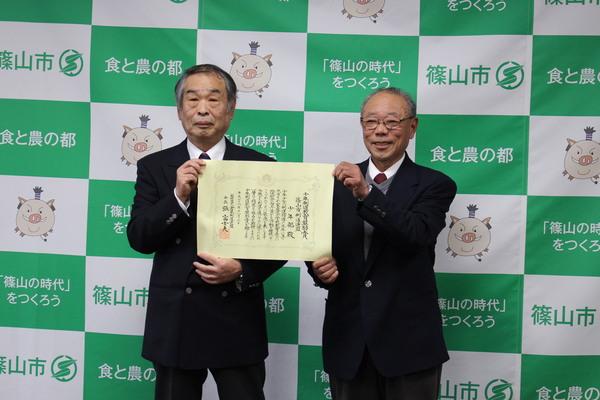 左が堀毛会長、右が小野副会長が賞状を持って記念写真