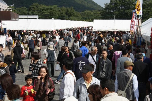 沢山の老若男女が、様々な方向に向かって歩いている写真