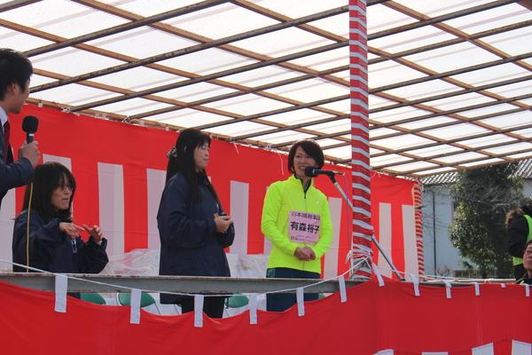 舞台の上でマラソン選手の有森 裕子さんがマイクで話をしている写真