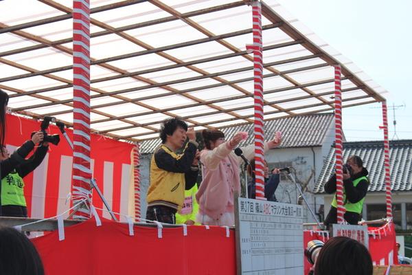 舞台の上で吉元の芸人さんのかつみ、さゆりさんが話をしている写真