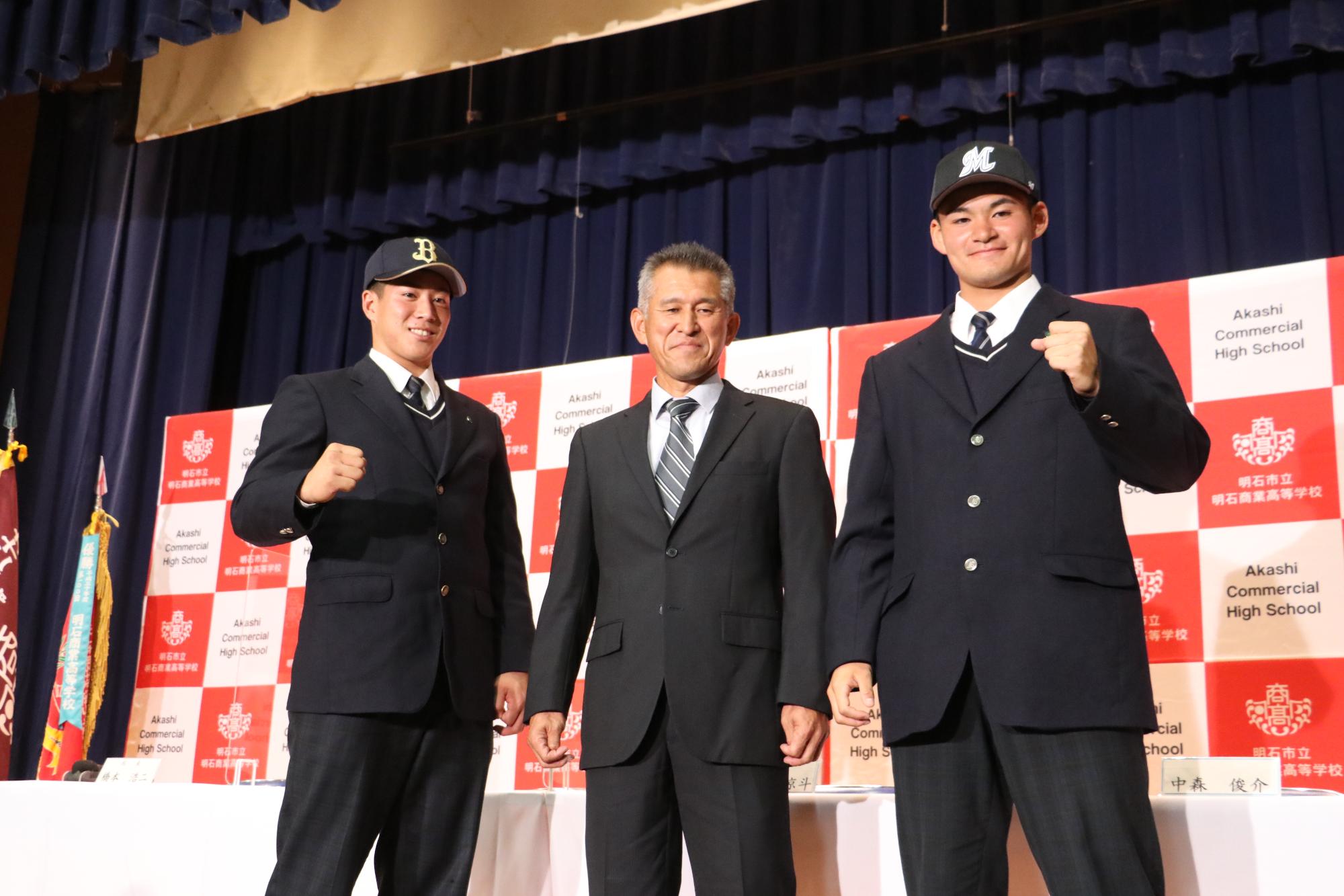 来田選手、監督、中森選手の記念撮影