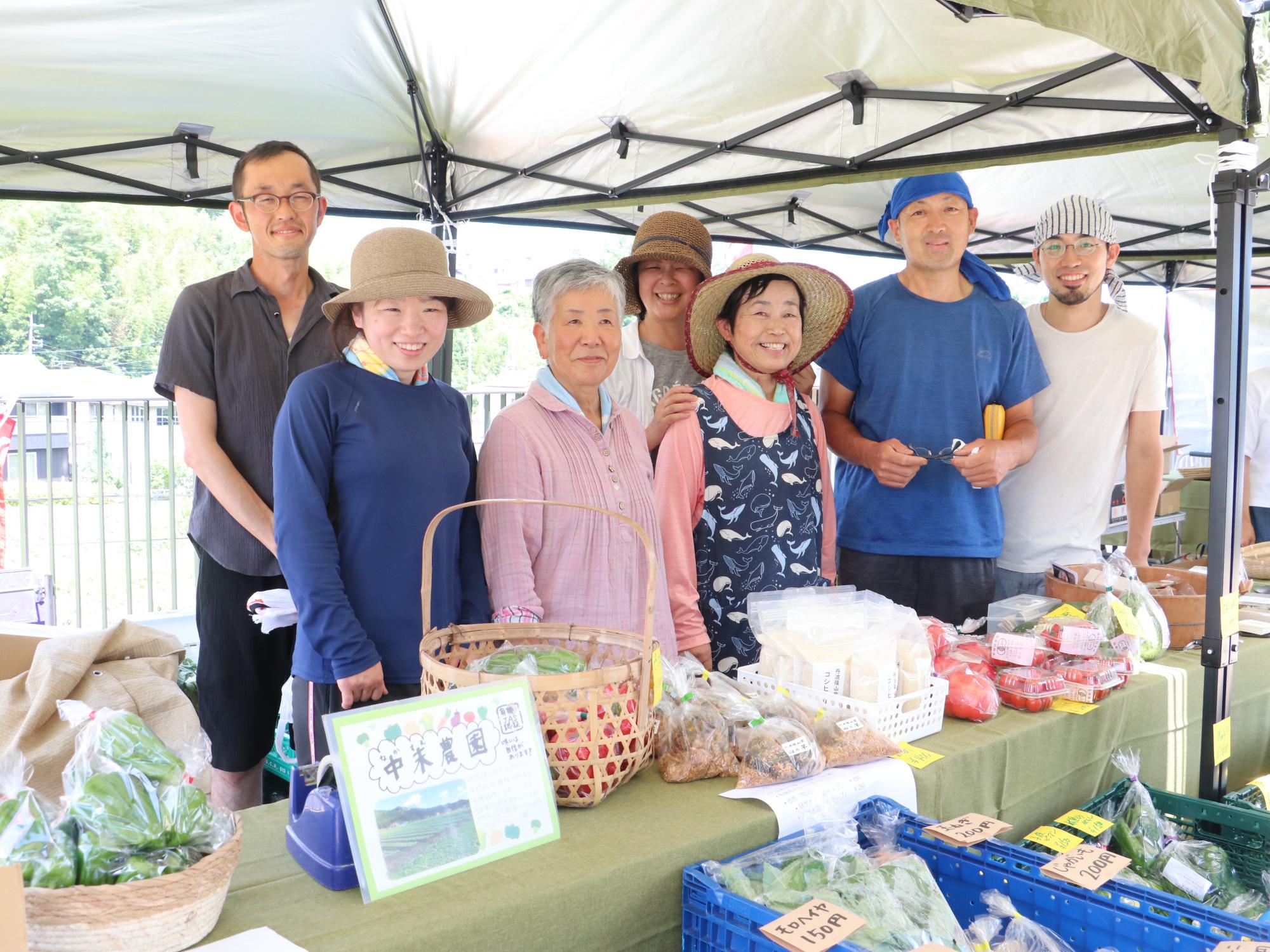 市場をされている方がテントの下で記念撮影