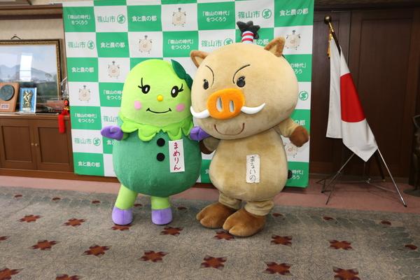 まめりんとまるいのが仲良く並んでいる写真