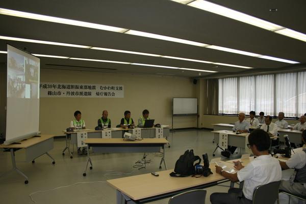 スクリーンを使い、前方に河野主事、小林主査、篠山市職員2人が報告している写真