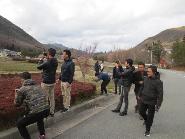ブータンの若手行政官13人が篠山市の景観をカメラに収めている写真