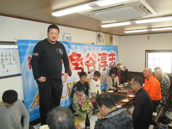 冴城トレーナーが、立って話をしている写真