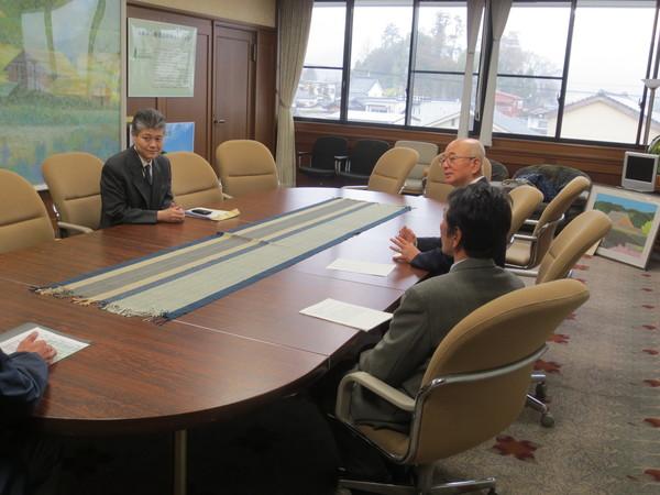 市長室にて、市長の前に伊丹副局長さんが座っており、市長と話をしている様子の写真