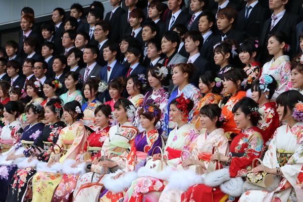 振袖、スーツを着て整列している男女の写真