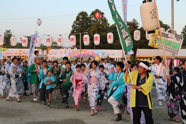浴衣や、法被を着て踊る参加者の写真