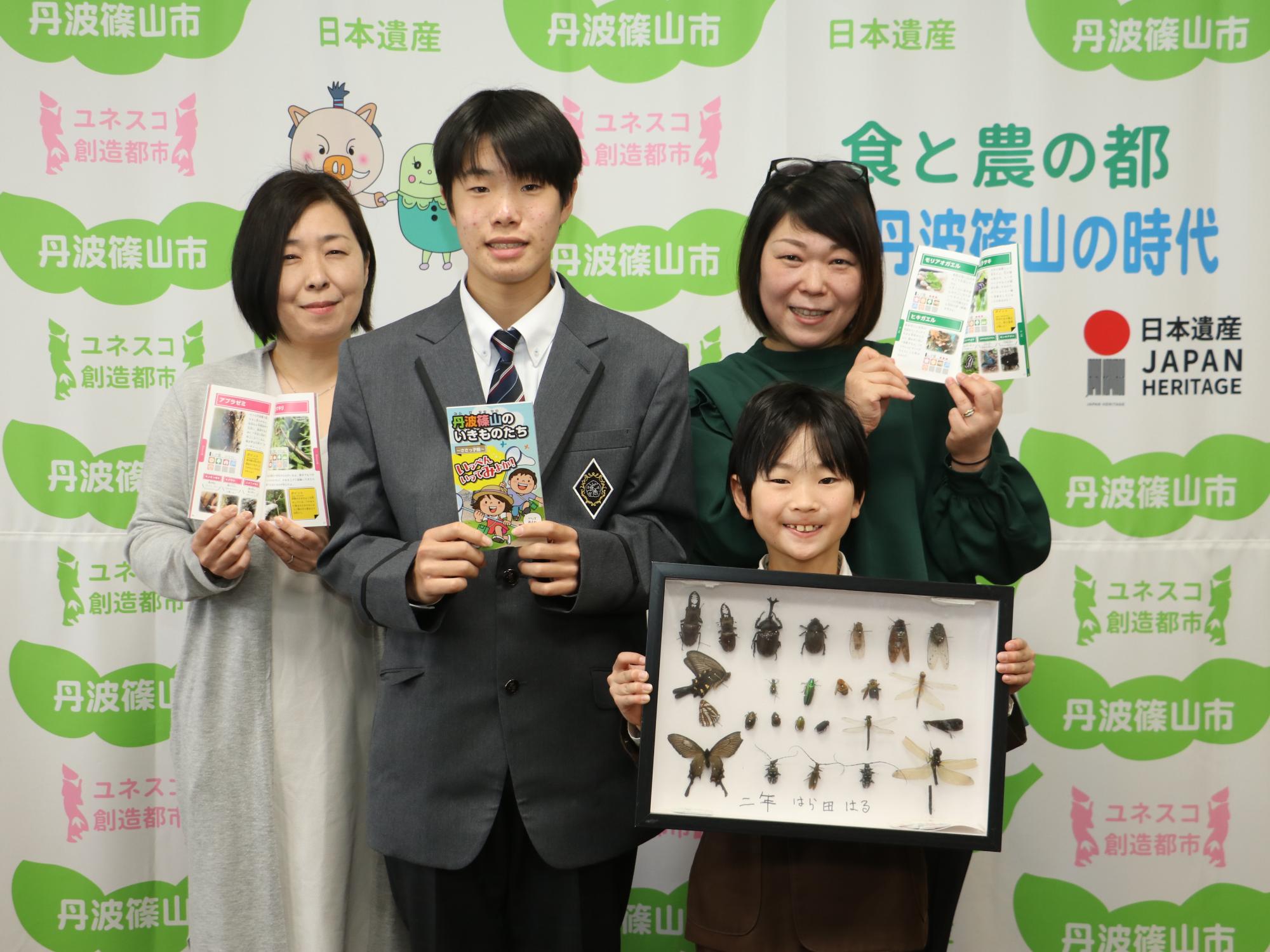 チームメイトをバックに中森選手と来田選手