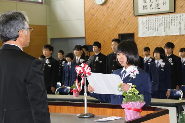 校長先生の前で女子生徒が代表でお礼の言葉を述べている写真