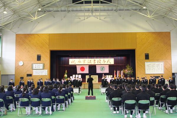 子供達が指揮者を見ながら歌っている写真