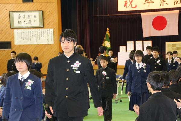 式が終わり子供たちが順番に退出していく写真