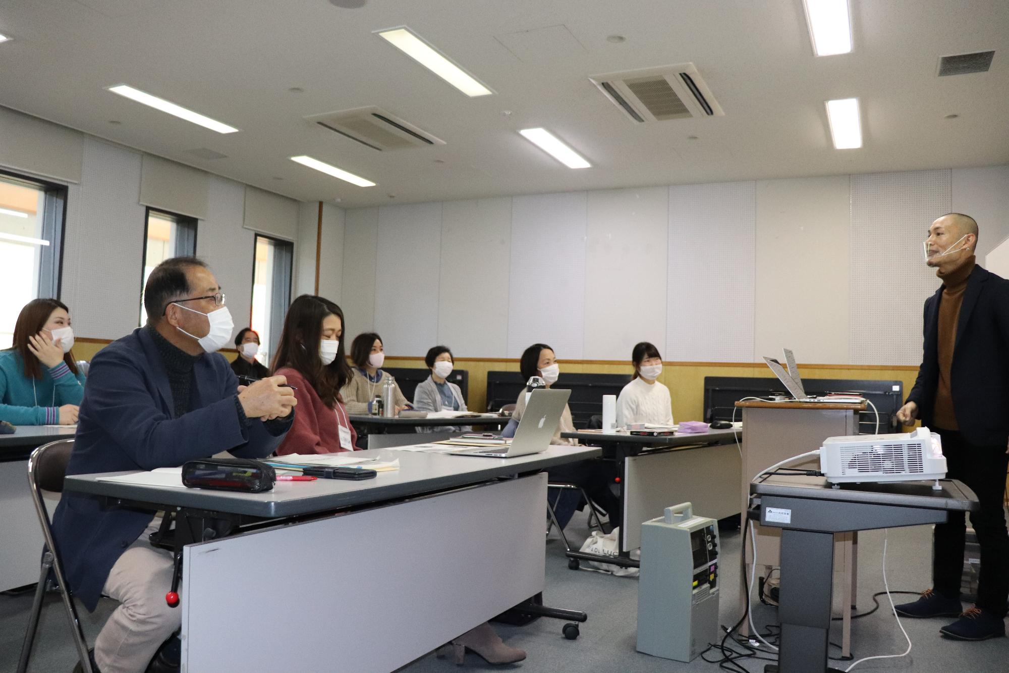 椅子に座って講師のお話を聞く受講生のみなさん