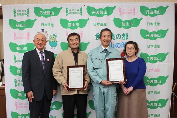 丹波篠山岸本農場代表取締役岸本一朗さん（左）、前川康幸さん、知余美さんご夫妻（右）と市長との記念写真