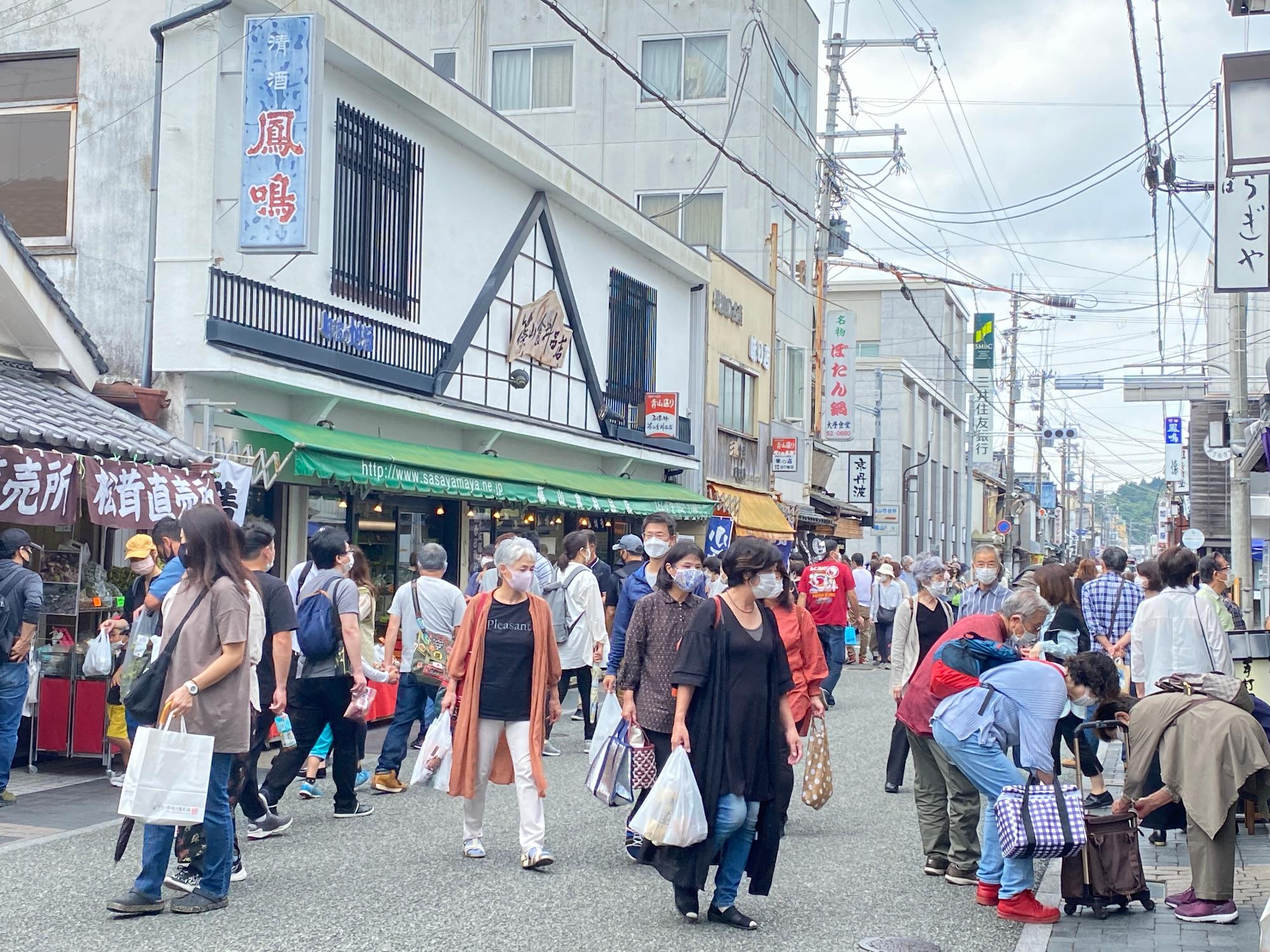 商店街を観光客の方が散策している