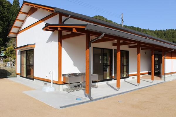 青空の下木造平屋の古市児童クラブ外観の写真