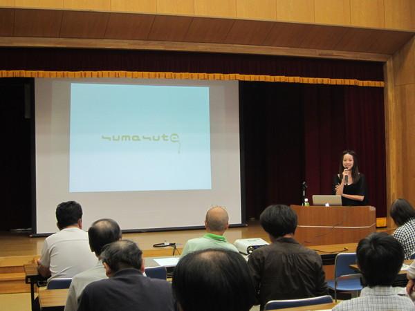 篠山市保健衛生大会にて「ごみ拾い」の活動をされているNPO法人スマイルスタイル 田川 香絵氏の講演中の写真