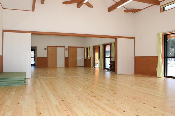 木のぬくもりが伝わってくる児童クラブ内装の写真