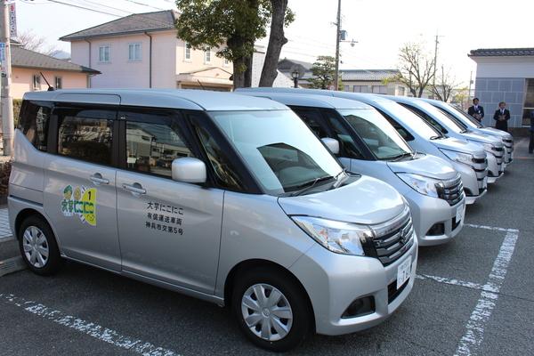 シルバーの車5台を横から見た写真