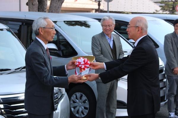 市長から大芋ボランティアの方に鍵を渡している写真