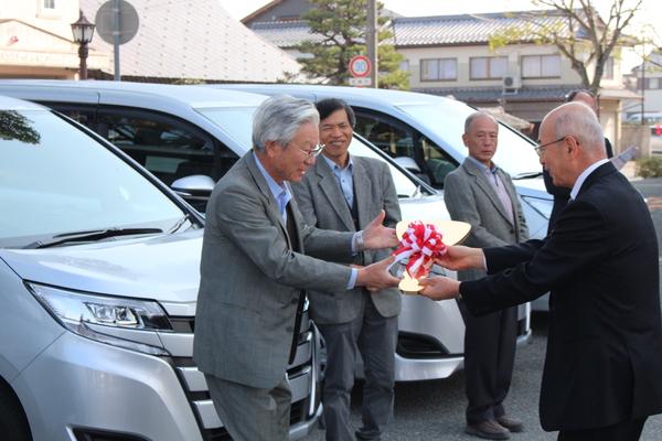 市長から後川ボランティアの方に鍵を渡され、ニッコリ笑顔の写真