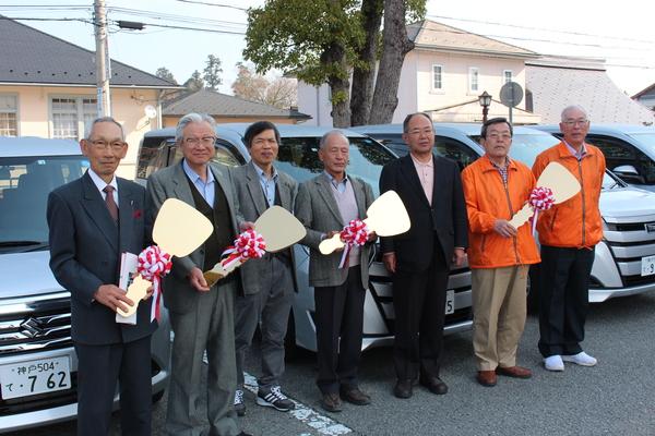 5台分の鍵を受け取ったボランティアの方が車の前で記念写真