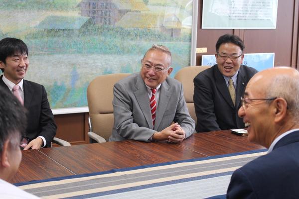 俳優の渋谷さんと両脇にスーツを着た男性が座っている写真