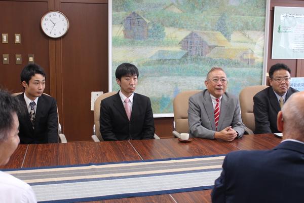 俳優の渋谷さんとスーツを着た3人の男性が横並びに座っている写真