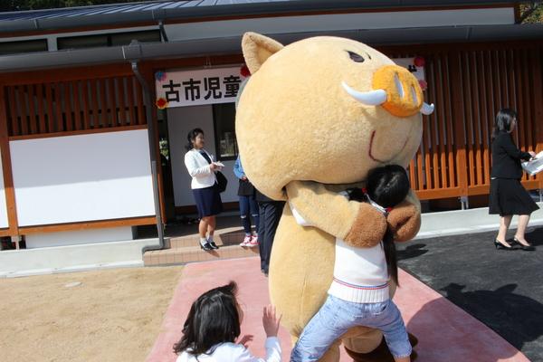 女の子がまるいのと相撲を取っていてそれをもう一人の女の子が見守っている写真